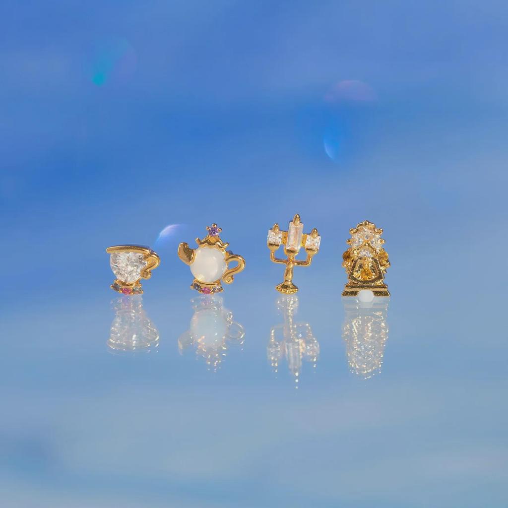 Conjunto de brincos de zircônia de conto de fadas: Designs de xícaras de chá, bules e castiçais - Coleção fofa e personalizada de quatro peças.