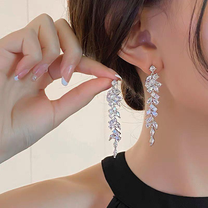 [Exotic Style] High-end Niche Pink Diamond Skirt Earrings Vacation Style Earrings Women's Exquisite Stud Earrings