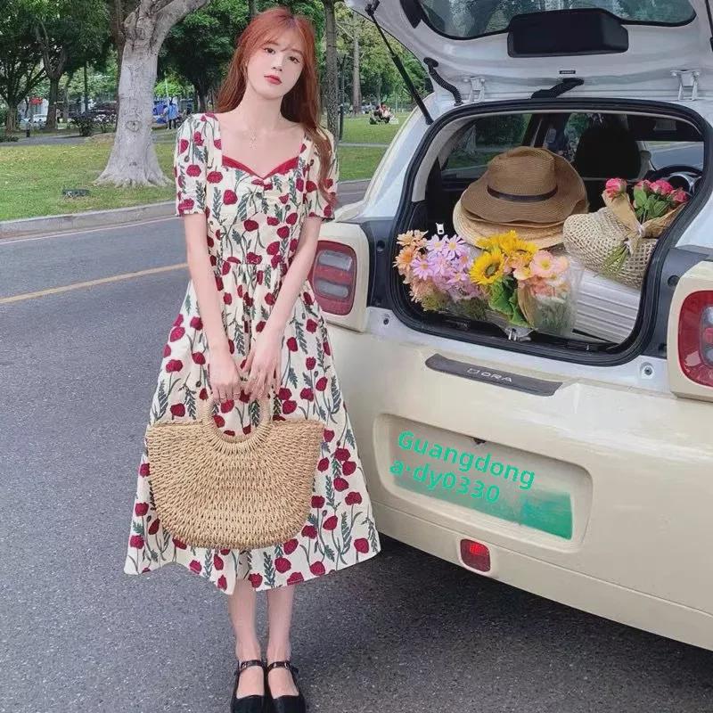 Elegantes Sommer 2022 Midikleid mit quadratischem Ausschnitt und schlankmachendem Schnitt für Damen