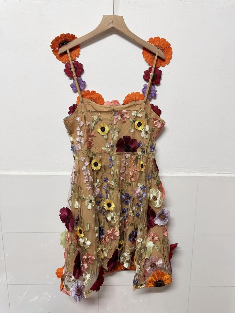 Nischenhaftes Französisches Designgefühl Dreidimensionales Blumennetz Stickerei Taille Schlank Träger A-Linie Kleid Kurzer Rock