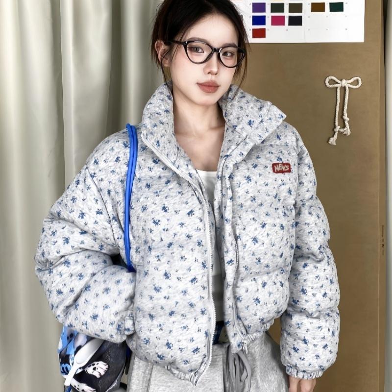 

Новый женский зимний дизайн с мелким цветочным принтом, короткая куртка с воротником-стойкой, на хлопковой подкладке, стеганое пальто-хлебница. L