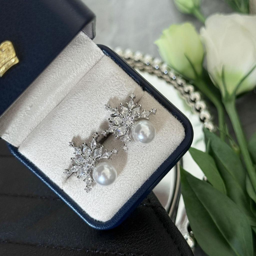 Autumn And Winter Snowflake Pearl Earrings Women'S Light Luxury Temperament Earrings Design Sense Earrings