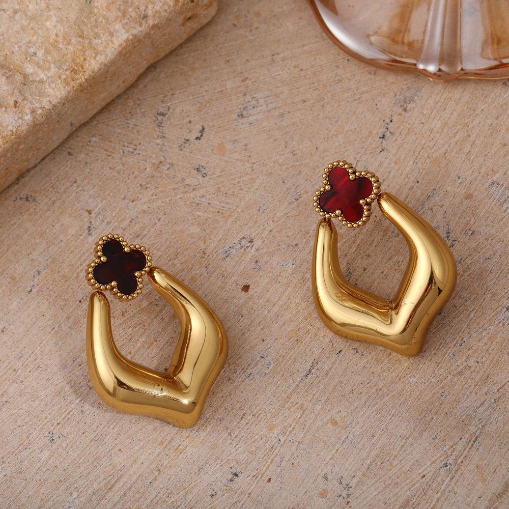 Four Leaf Clover Heart-shaped Titanium Steel Earrings with a Light Luxury and High-end Feel, Personalized and Simple Earrings