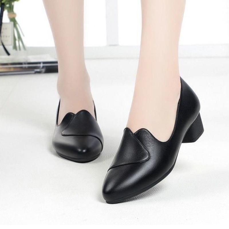 Neuer Stil Damenschuhe mittleren Alters mit weichen Sohlen und dicken Absätzen, Einzelabsatz aus weichem Leder
