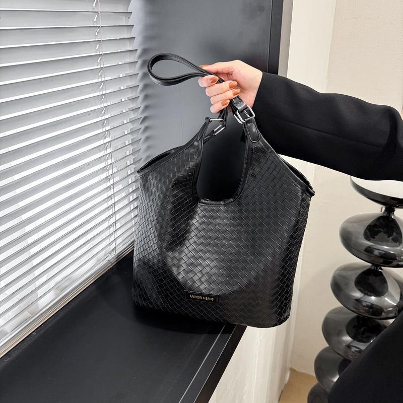 Portable large-capacity bag, women's 2025 new high-texture commuter tote bag, college student class shoulder armpit bag