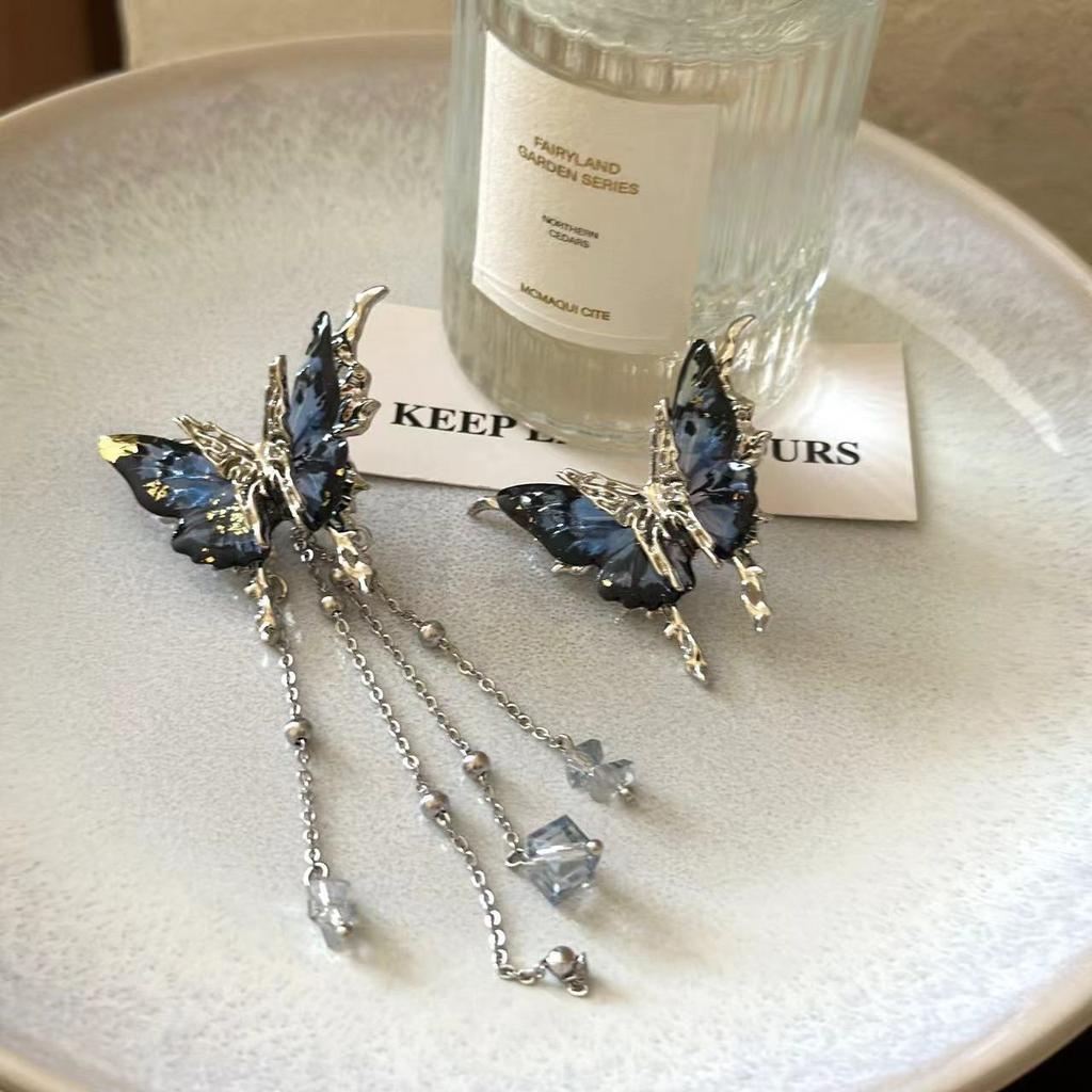 Асиметричні сережки-китички у вигляді червоних метеликів