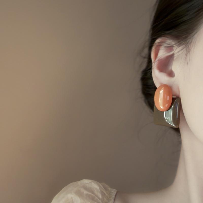 Silver Needle Hong Kong Style Retro Oval Contrasting Color Stud Earrings Women's Niche Creative Earrings Temperament Earrings Light Luxury