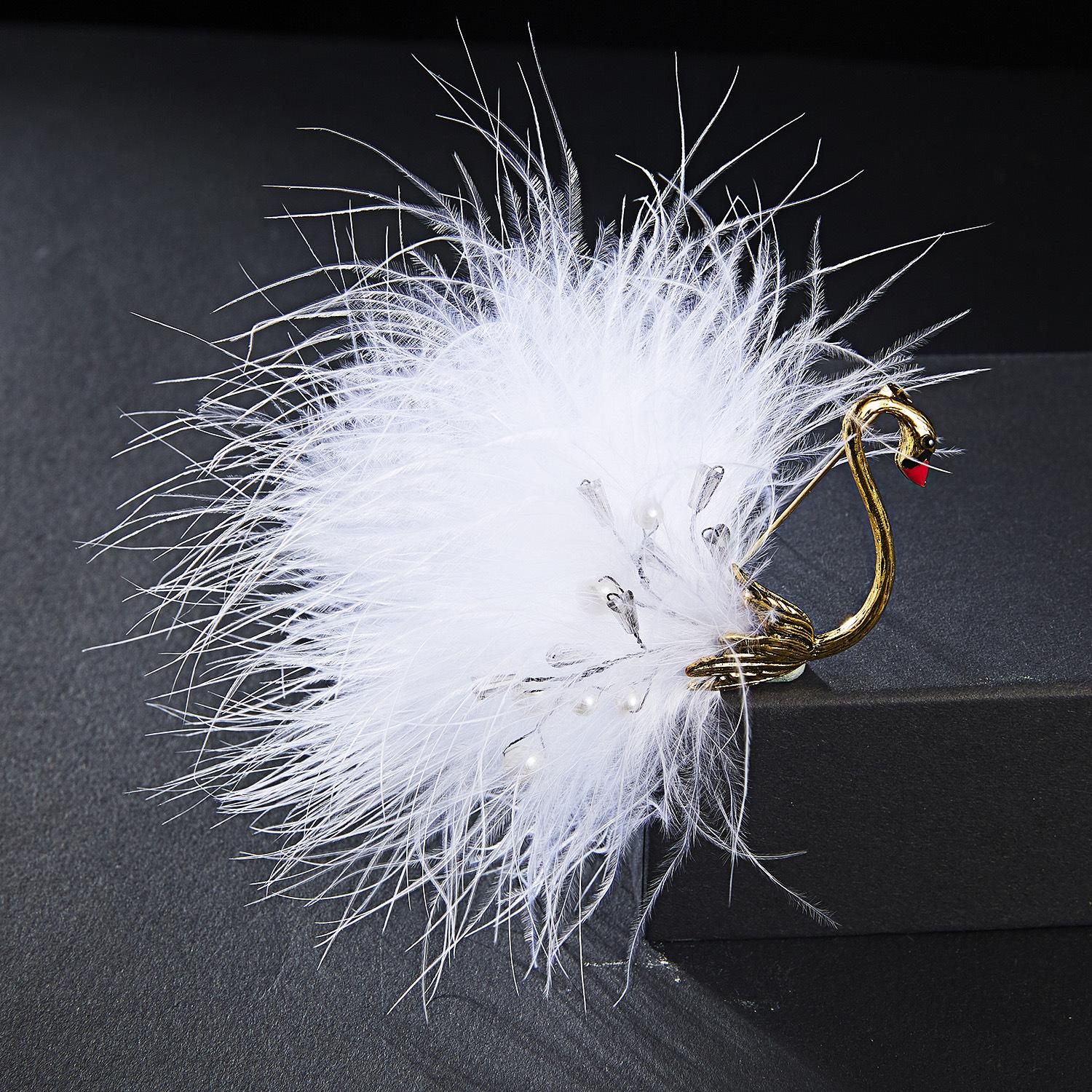 

Fashionable new white feather plush pearl crystal animal brooch creative brooch alloy bird badge білий