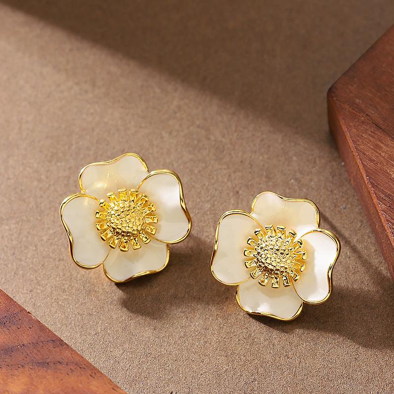 

Mori sweet temperament pastoral enamel drip glaze three-dimensional flower stud earrings light luxury elegant high-end earrings белый