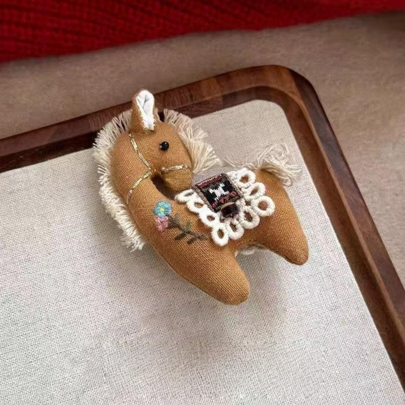 1 Stück Mantel & Schal Accessoire Sternzeichen Jahr Charmantes Stoff Pony Brosche Für Frauen Anstecknadel Nischen Design Brosche Corsage Anstecknadel Hals Anstecknadel