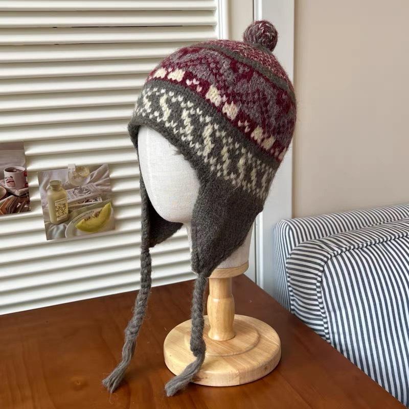 

Жаккардовая шапка Лей Фэн Женская Осень и Зима Западный Сычуань Путешествия Теплая и Универсальная Защита Ушей Вязаная Шапка Баотоу