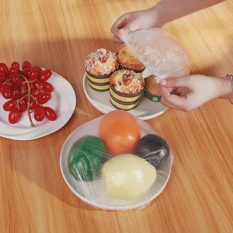 Sada přilnavých fólií: Potravinářské, odolné vůči zápachu, jednorázové s elastickým uzávěrem pro zbytky.