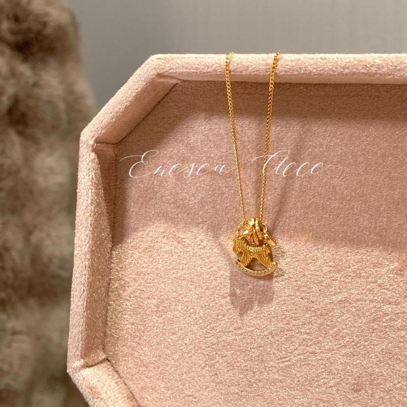 Goldenes Schaukelpferd-Halskette im chinesischen Stil: Luxuriöse Schlüsselbein-Kette mit Diamantenbesatz und einzigartigem Design.