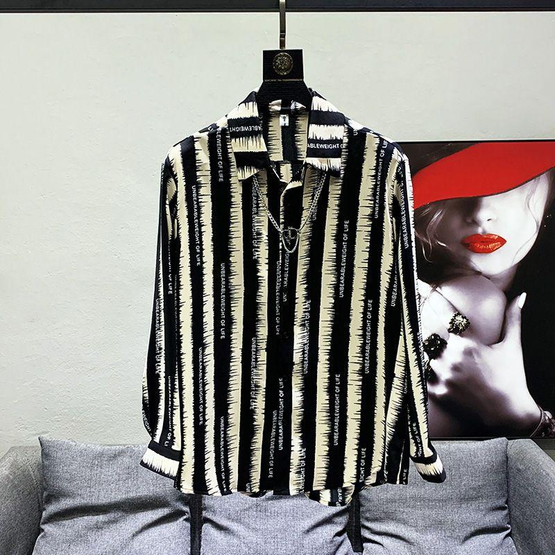 

2024 Новая летняя мода Корейская версия Тренд Свободная Оверсайз Повседневная Рубашка с отложным воротником и принтом полоски с буквой Тонкая с длинным рукавом для мужчин L чёрный