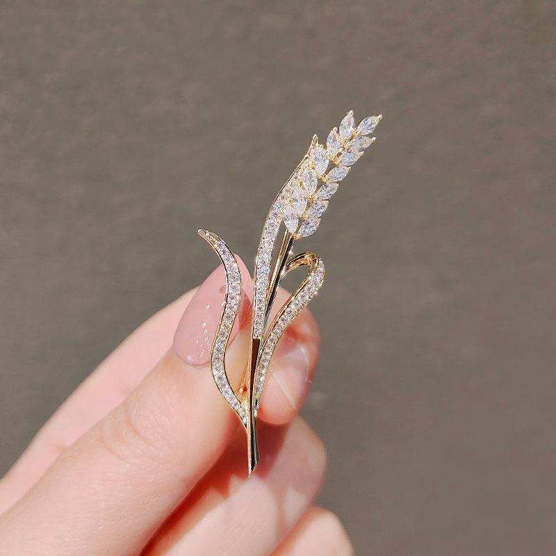2024 Women's High-Grade Anti-Exposure Brooch: Stylish, Niche Design Clothes Pin.