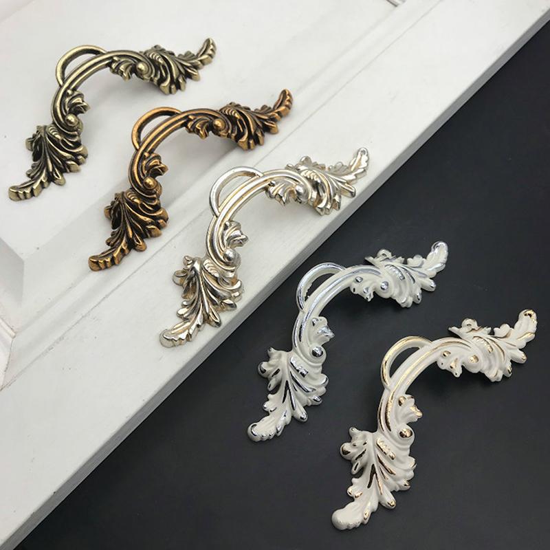 Tragatoare traditionale pentru dulapuri si sertare de birou; Mânere cu balamale vintage pentru mobilier cu aspect antic.