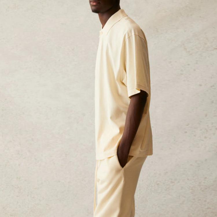 Fear of God Essentials SS21 Polo s krátkým rukávem s logem na zádech Unisex Topy Máslově krémová FOG-SS21-552