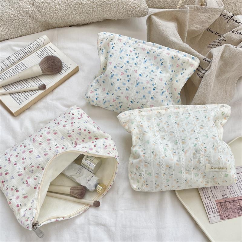 Sweet Lace Floral Women Cosmetic Bags Portable Ladies Clutch Purse Lipstick Makeup Bag Commute Female Large Capacity Storage Bag