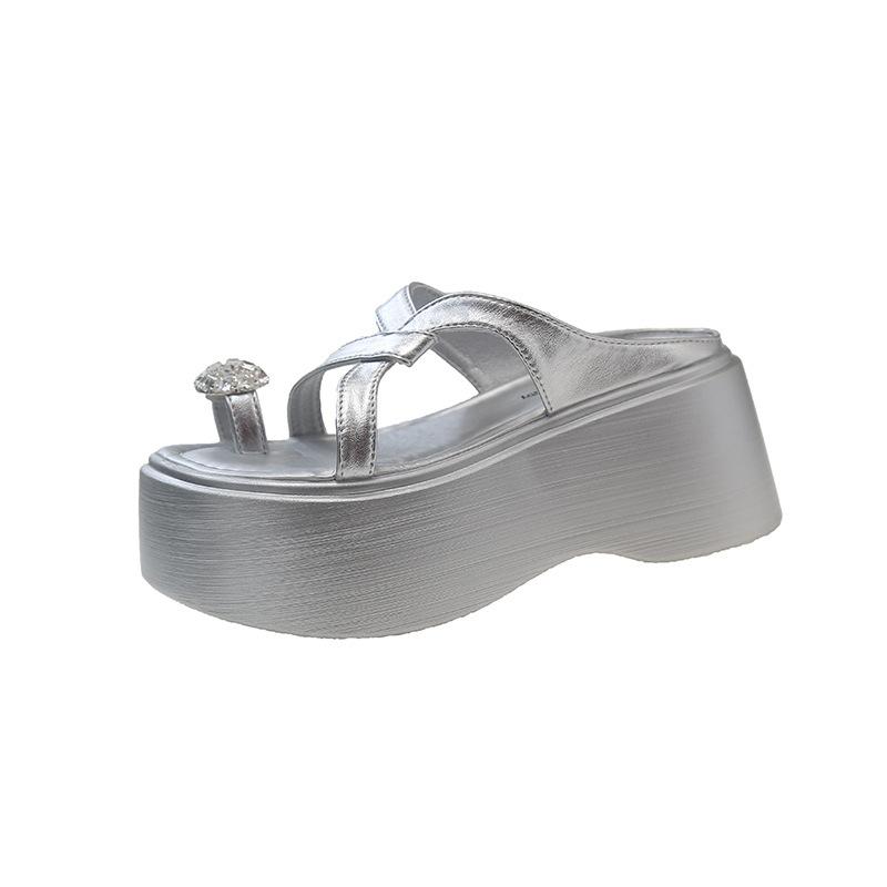 High-value rhinestone thick-bottomed height-enhancing cool slippers for women's summer wear 2025 new seaside beach versatile toe slippers