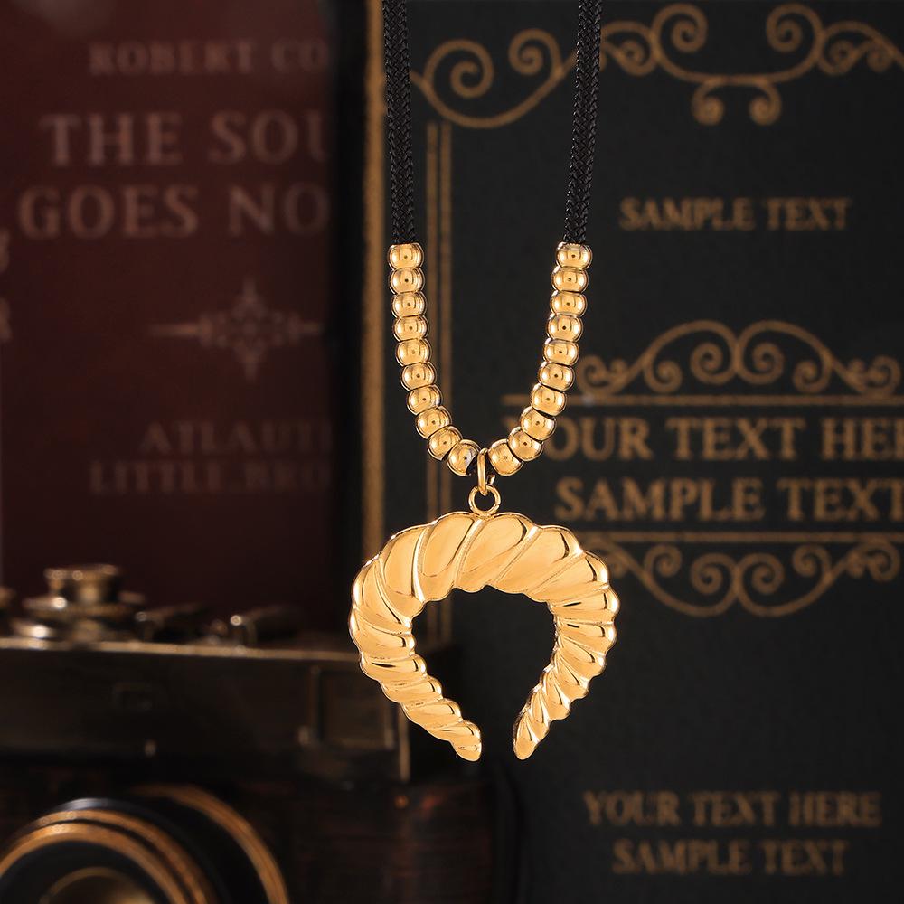 18K Gold-Plated Retro Horn Pendant Necklace with Ribbed Clavicle Chain - Non-Fading, European & American Individual Design.