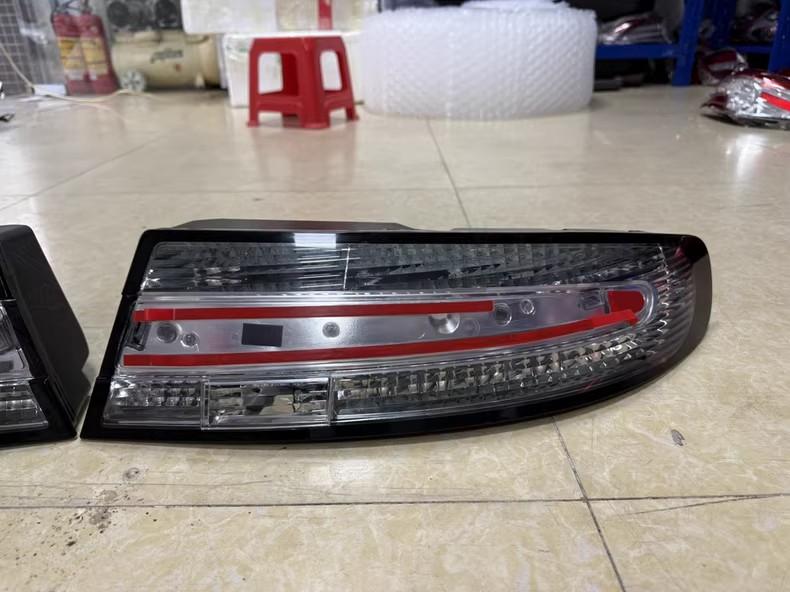 

Smoke black Car Tail Light assembly for Aston Martin Brake DB9 Driving Reversing rear Lamp Turn Signal