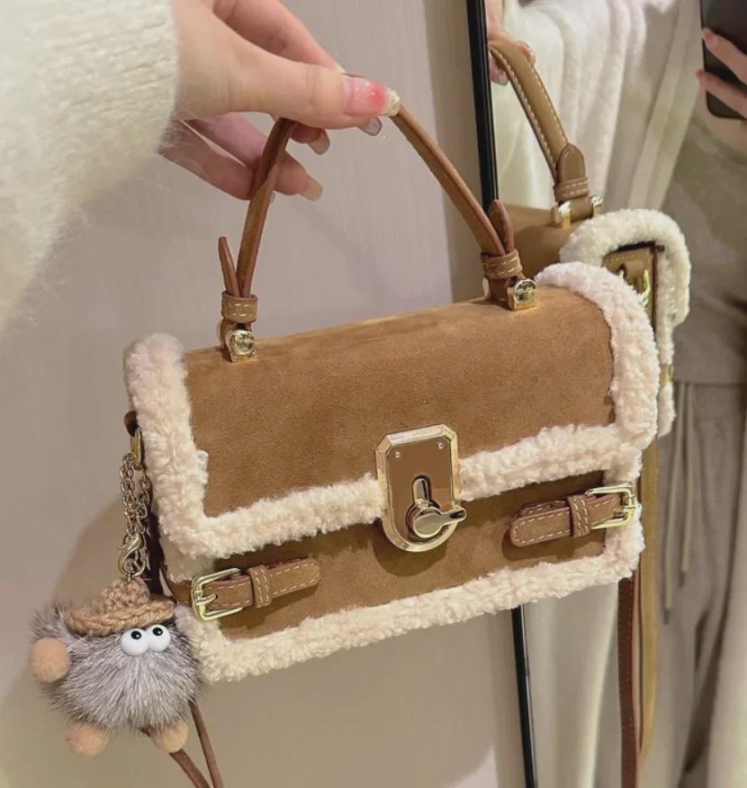 

Сумка квадратной формы из овечьей шерсти 2024 года: Niche, высококачественная сумка через плечо и сумка-мессенджер для осени/зимы коричневый