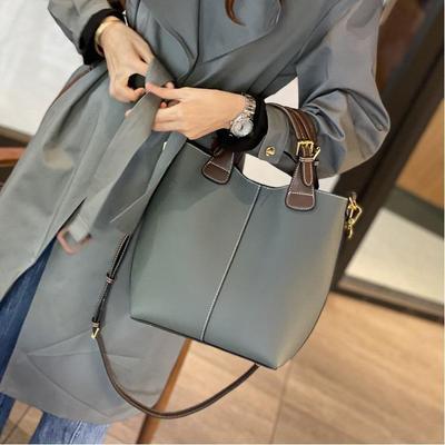 Bolso tipo cubo de piel de vaca auténtica para mujer: bolso versátil y de gran capacidad para desplazamientos y uso diario.