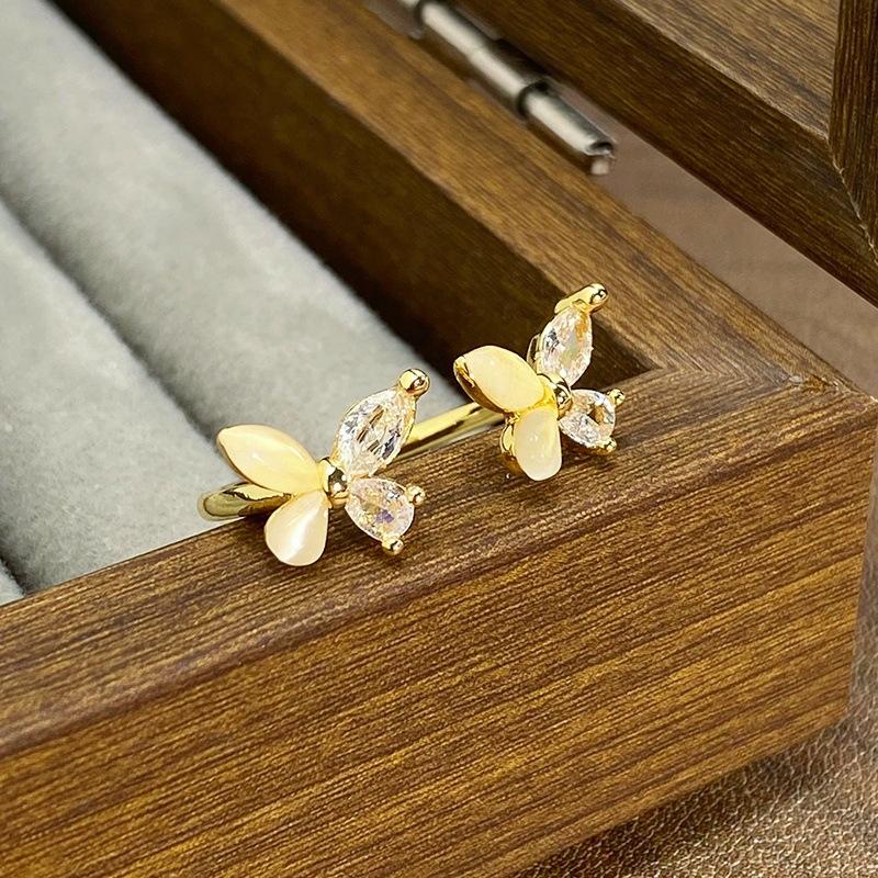 [Golden Mang Yayun] Imitation Opal Flower Butterfly Opening Ring Medieval Vintage Zircon Stacked Ring