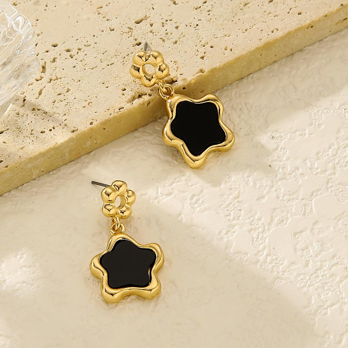 Retro Four-Leaf Clover Flower Pendant Earrings for Women - Stylish & Personalized Design чёрный