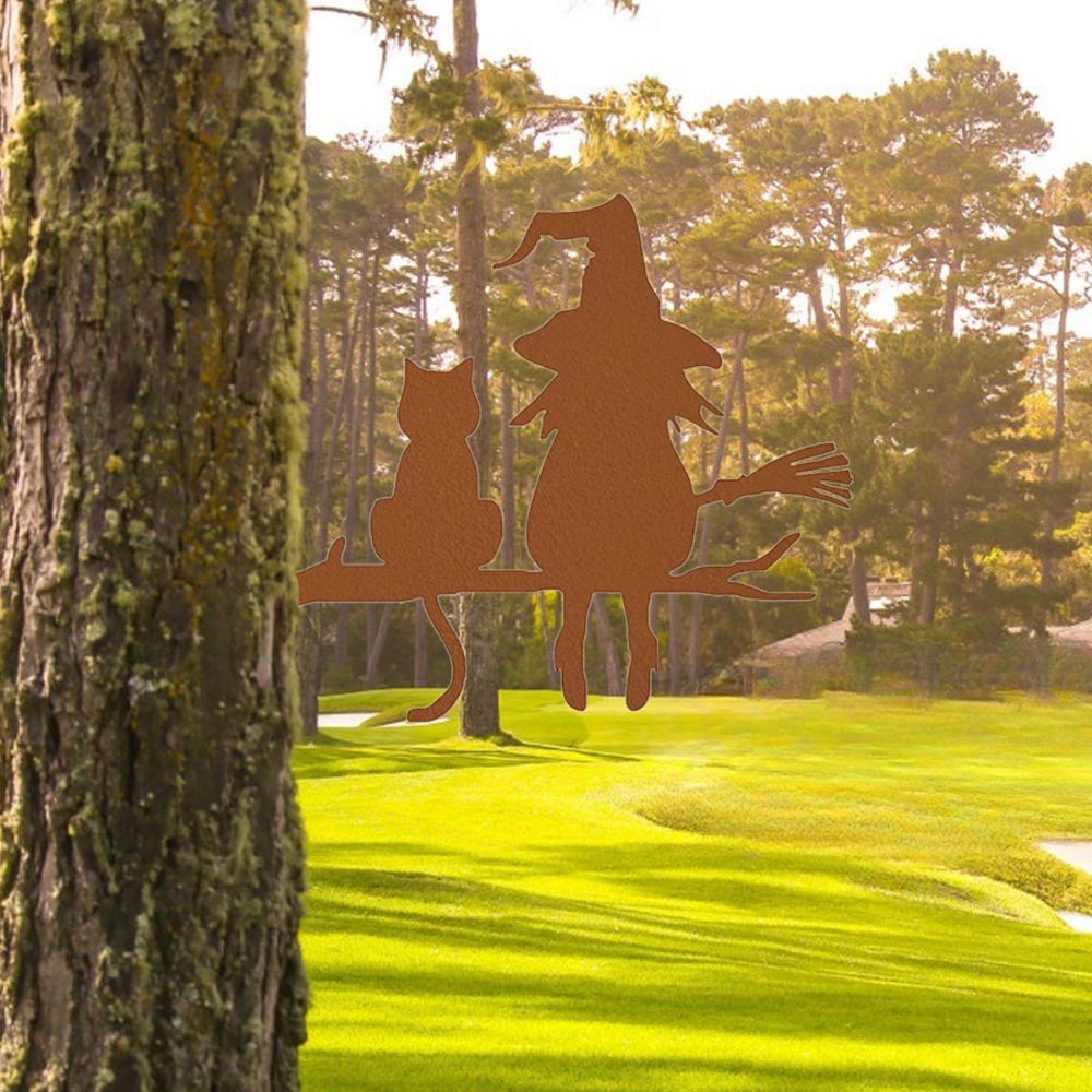 Železný umělecký kolík s motivem čarodějnice a kočky ve dvůrku Pozvedněte svou výzdobu tímto unikátním železným uměleckým kolíkem s motivem čarodějnice a kočky ve dvůrku.