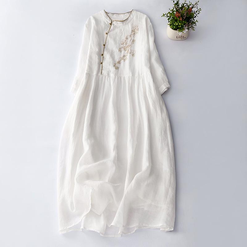 

2025 летняя новая женская одежда ветровка воротник стойка диагональная планка вышитое платье из рами ретро рукав семь четвертей длинное платье 2XL белый