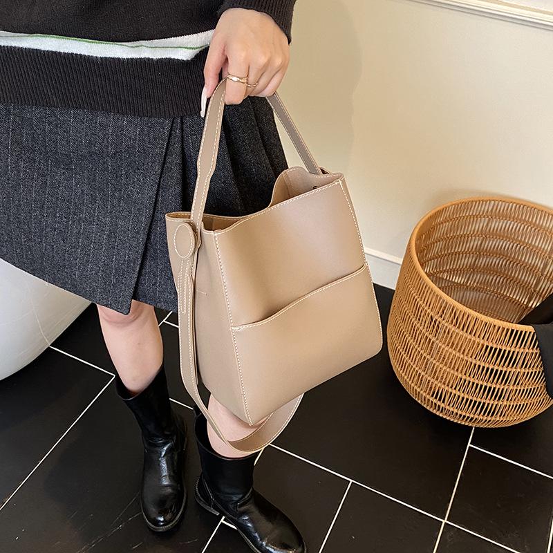 2025 Autumn Women's Retro Large-Capacity Bucket Bag: Versatile Crossbody and Shoulder Bag