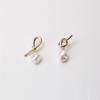 [Hei][Worn by Jang Yoon-ju, Lee Su-hyun, and Lee Su-min] Knot Pearl Post Earrings