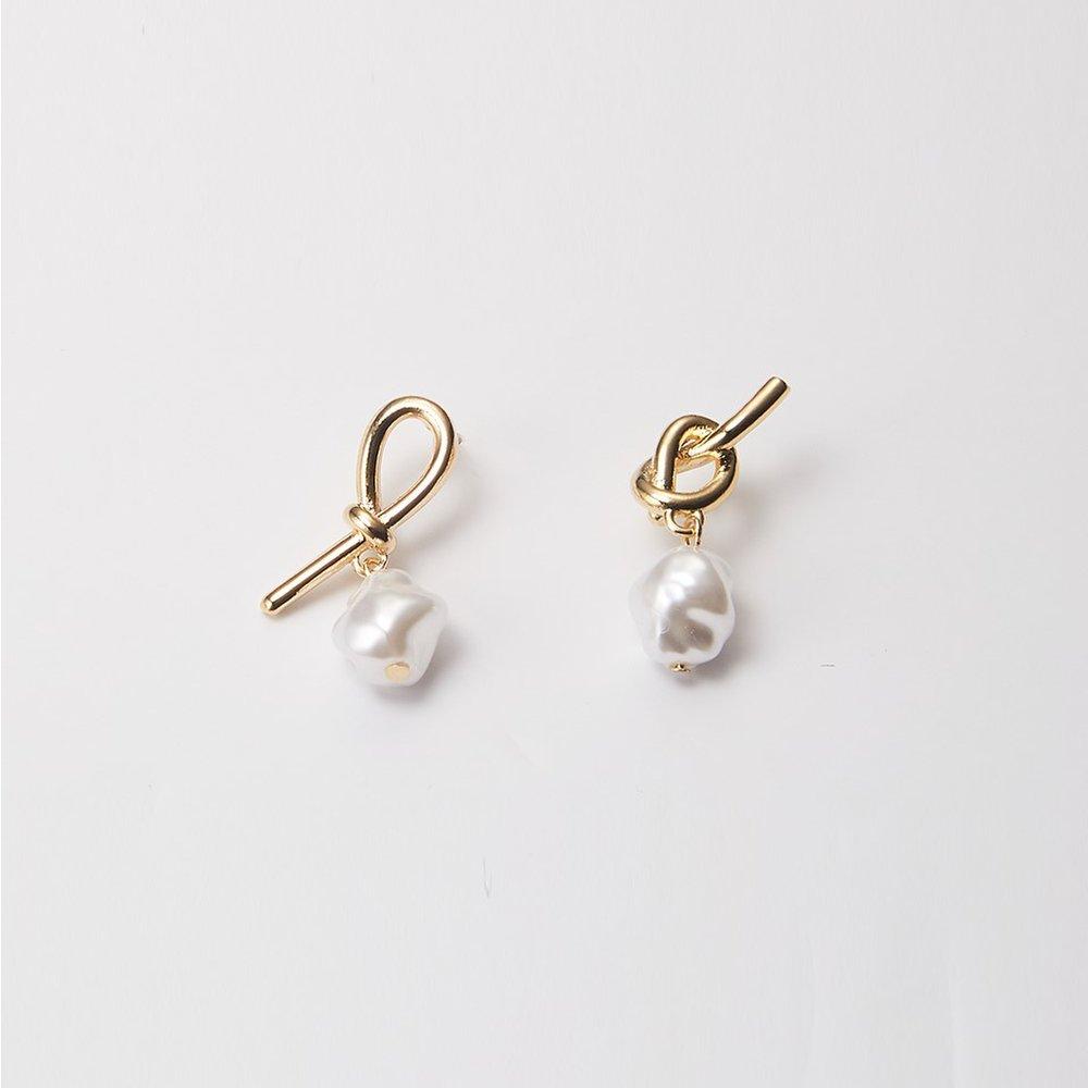 [Hei][Worn by Jang Yoon-ju, Lee Su-hyun, and Lee Su-min] Knot Pearl Post Earrings