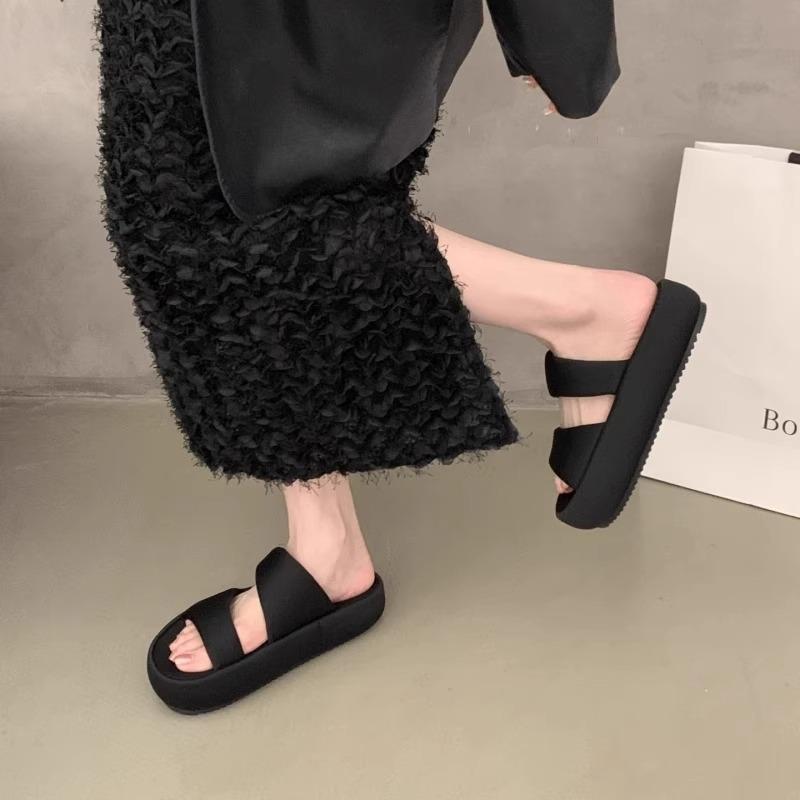 Cool slippers women's summer outer wear 2025 new thick-soled one-word drag women's high-end feeling stepping on shit seaside beach sandals