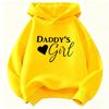 Tato nová, stylová a rozkošná mikina s kapucí pro děti obsahuje nápis „Daddy's Girl“ a vzor srdíček.