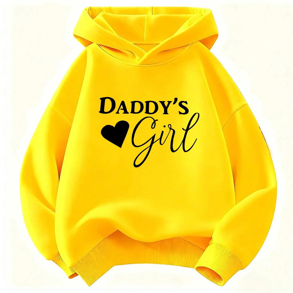 Tato nová, stylová a rozkošná mikina s kapucí pro děti obsahuje nápis „Daddy's Girl“ a vzor srdíček.