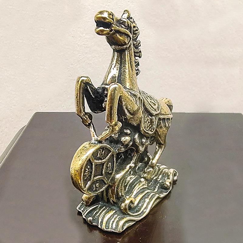 Mosiężny Koń Nadepujący na Monety Szczęśliwa Statuetka Feng Shui Miniatury na Biurko Rzemiosło Kolekcje Figurki