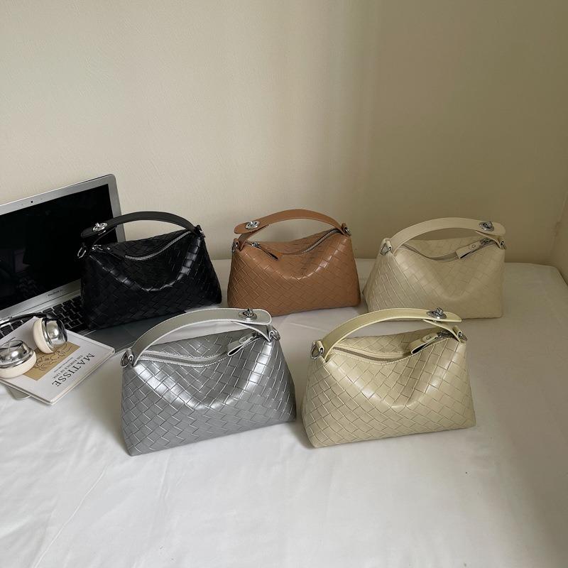 Niche Design Hand-woven Dumpling Bag Portable Pillow Bag Women's New Shoulder Messenger Bag