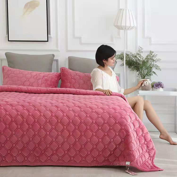 Soft Velvet Quilted Bed Cover Blanket Short Plush Sofa Towel Anti-slip Bed Sheet 270x230cm Bedspread Bottom Solid Color or Printing Random