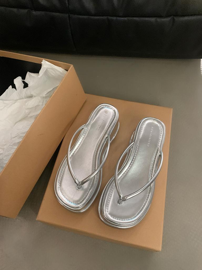 Simple and versatile flip-flop shoes women's shoes 2025 new summer heightening thick-soled beach sandals