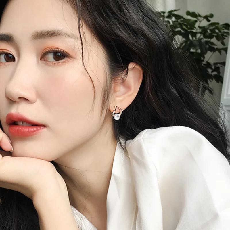 Fashion Design European and American Personality Shiny D Letter Asymmetric Earrings Sexy Party Queen Earrings for Women