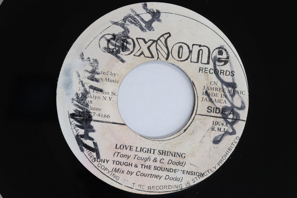 

7-дюймовая пластинка TONY TUFF & SOUND DIMENSION - Love Light Shining / Версия НЕТ Coxsone Records 1993 Ямайка Регги, Ска и Даб Б/У