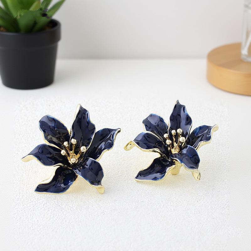Exquisite high-end three-dimensional flower oil drop earrings, retro fashion personalized flower earrings, temperament versatile stud earrings