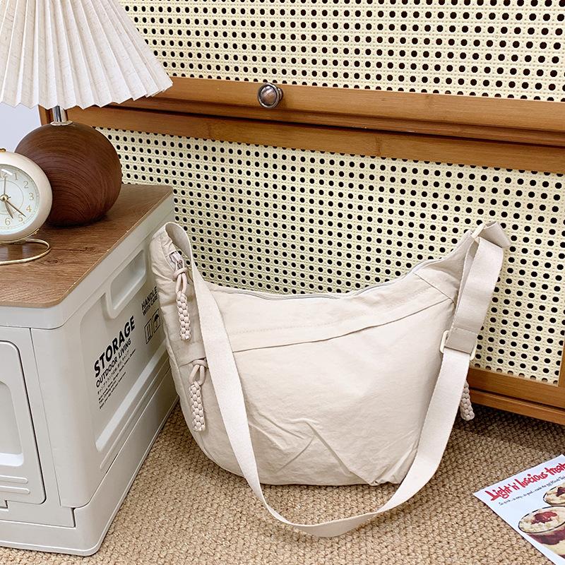 Popular Casual Simple Women's Lightweight Dumpling Bag Fashionable Versatile Solid Color Commuter Messenger Women's Bag