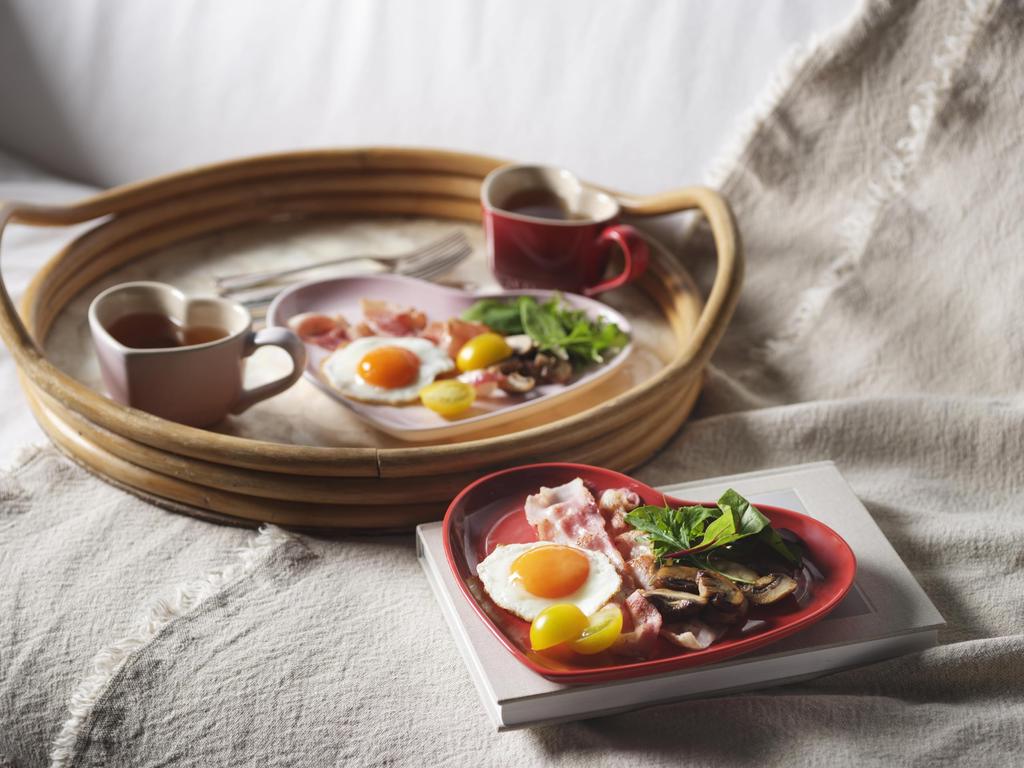 LE CREUSET Sphere Heart Plate, 23cm, Cherry Red, Heat and Cold Resistant, Microwave and Oven Safe, Oven Dish, Bakeware [Official Japanese Product]