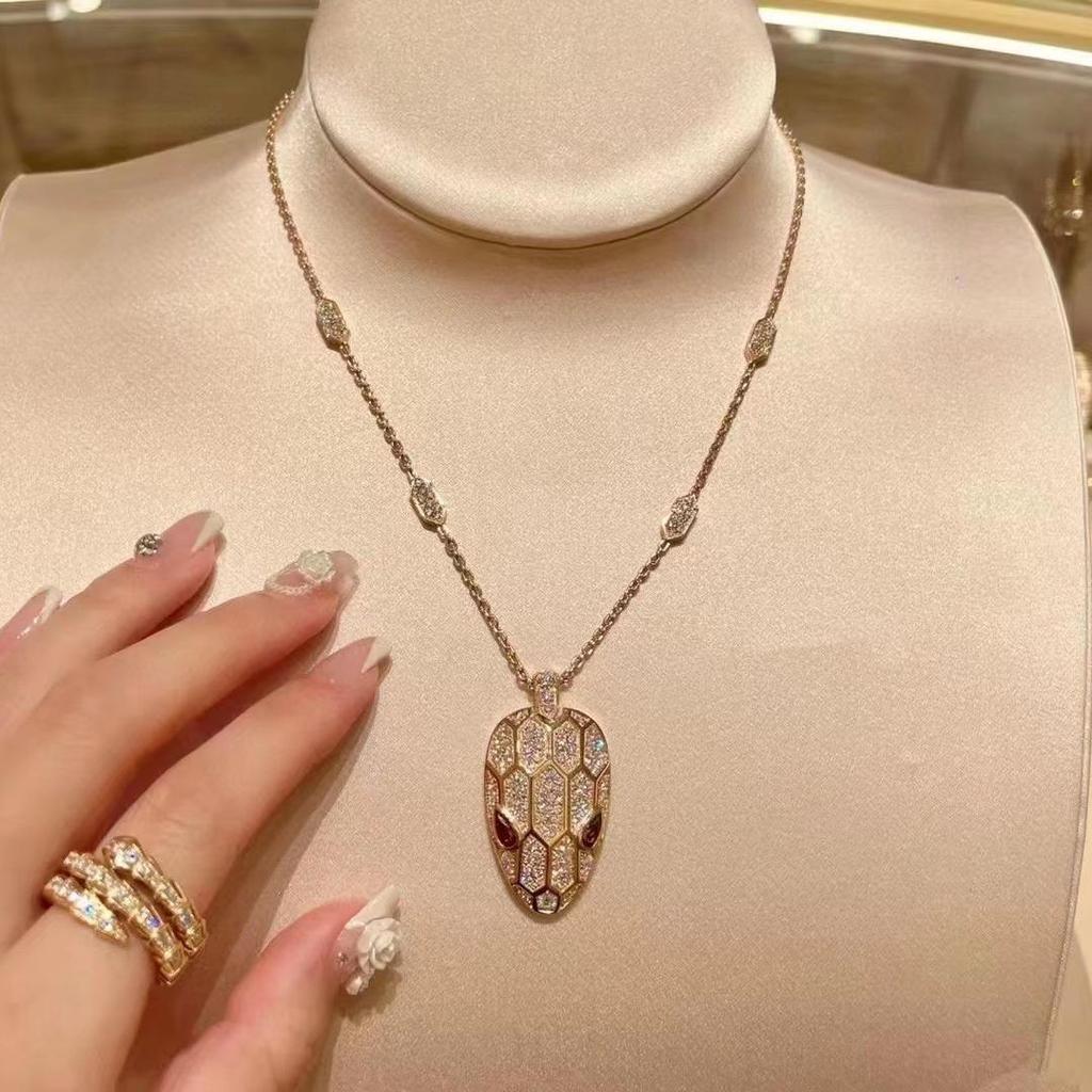 Ju Jingyi and Wu Lei Snake Head Necklace: Diamond-Studded, Gold-Plated V-Clavicle Chain, Exuding Light Luxury and Unique Style.