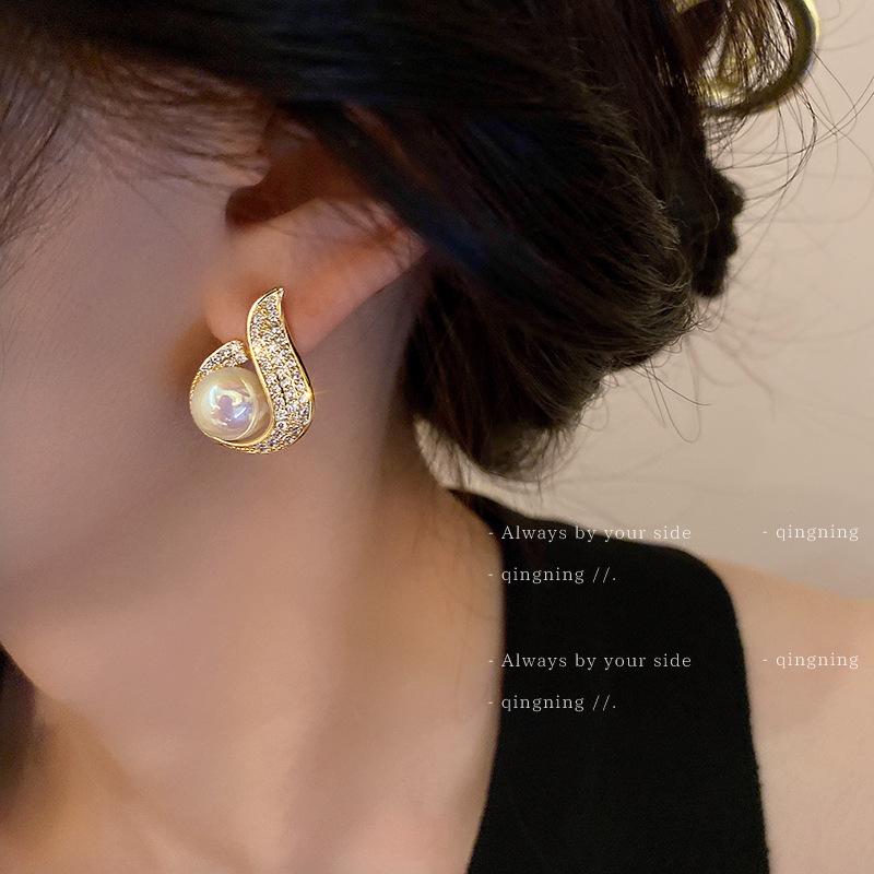 Boucles d'oreilles de luxe tendance 2024 accrocheuses pour femmes: Boucles d'oreilles à clous tendance et polyvalentes pour l'automne et l'hiver