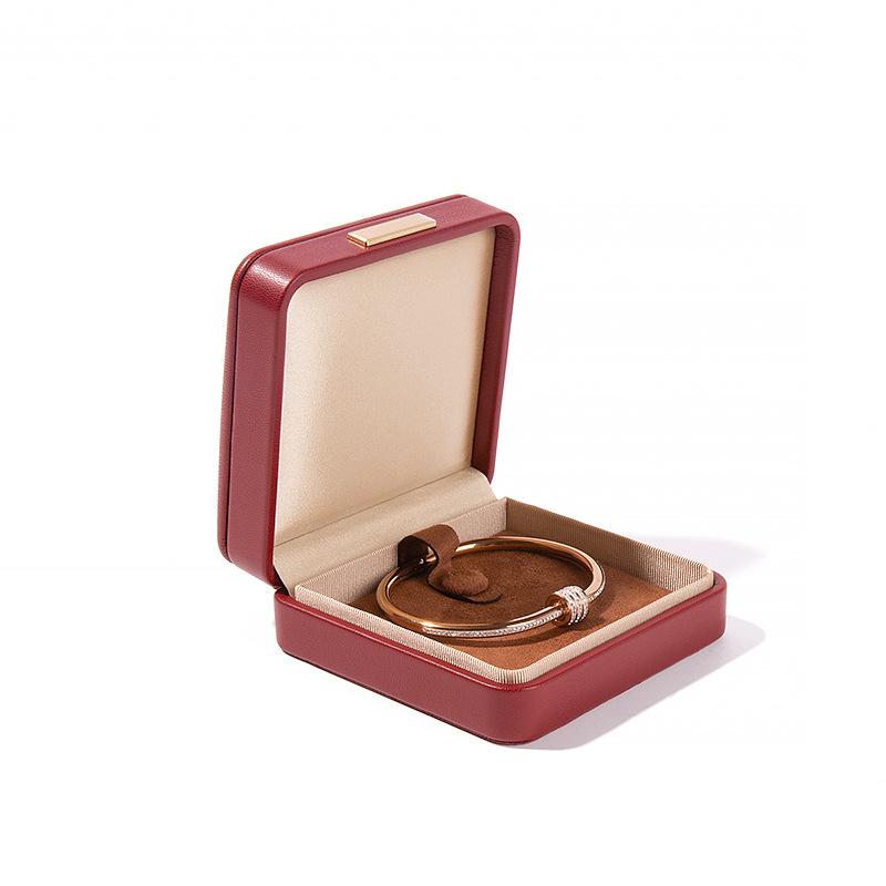 Högkvalitativ PU-läder Rundade Hörn Gyllene Spänne Smyckeskrin Ring Hänge Halsband Armband Förpackning Display Förvaringslåda