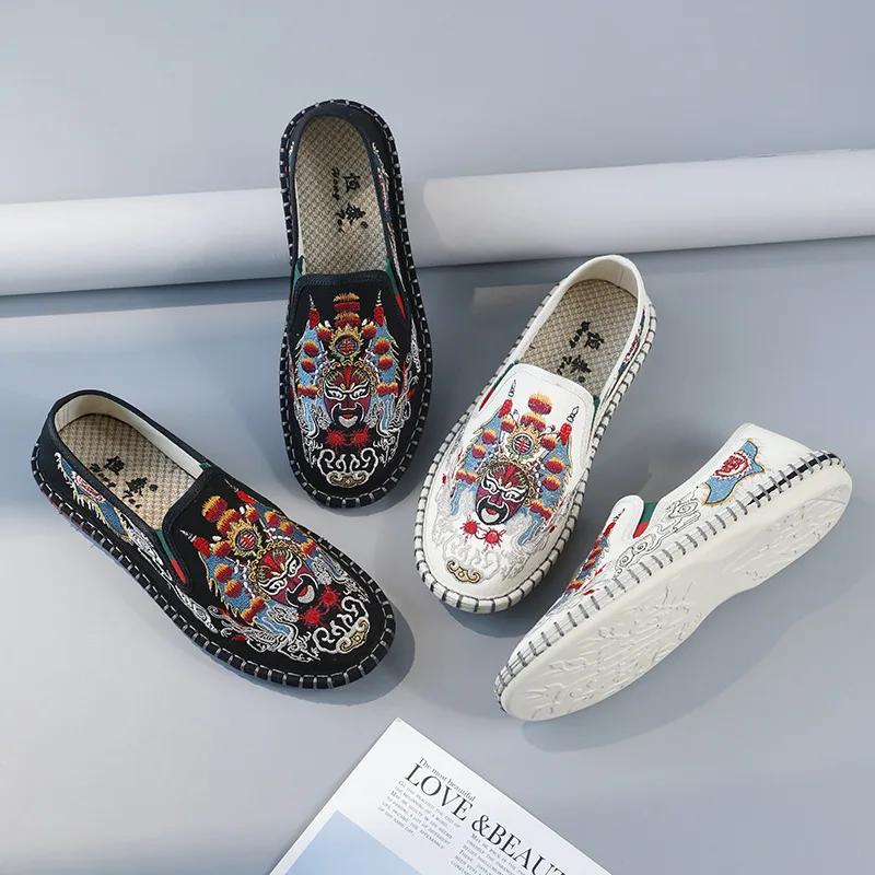 Classic Embroidered Casual Men's Flats Fashion Slip on Men Canvas Loafers Chinese Ethnic Couple Cloth Zapatillas De Deporte